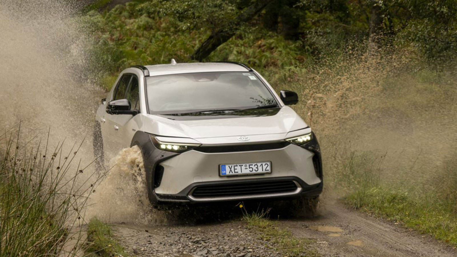 Δοκιμάζοντας το bZ4X διαπιστώσαμε πως η Toyota κατάφερε να του περάσει σχεδόν ατόφια την εκτός δρόμου «κληρονομιά» που έχει κτίσει με μοντέλα όπως το 